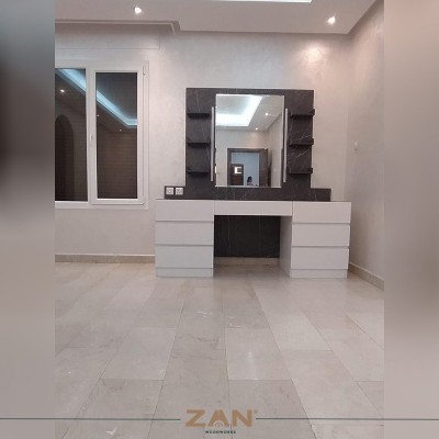 تسريحة مع ديكور حائط غرفة كامل